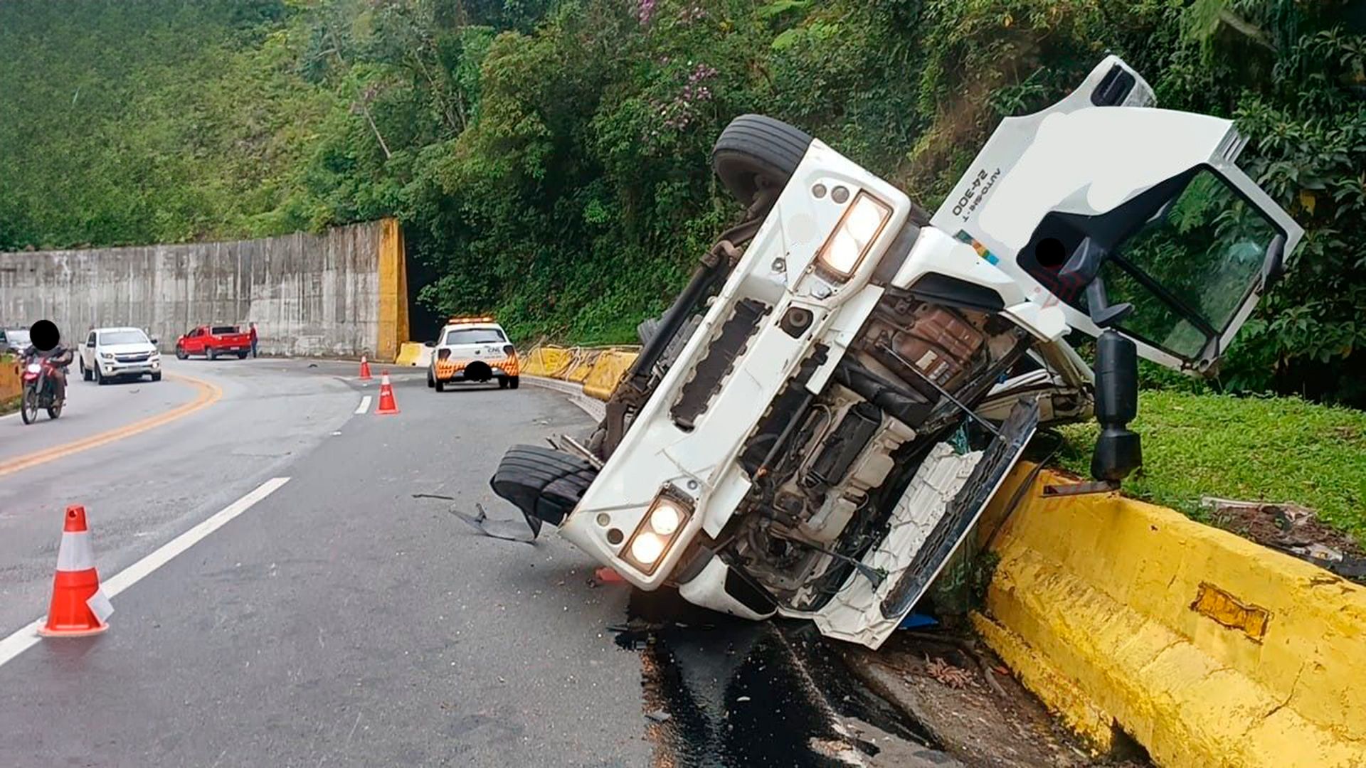 Caminhão tomba na Mogi
