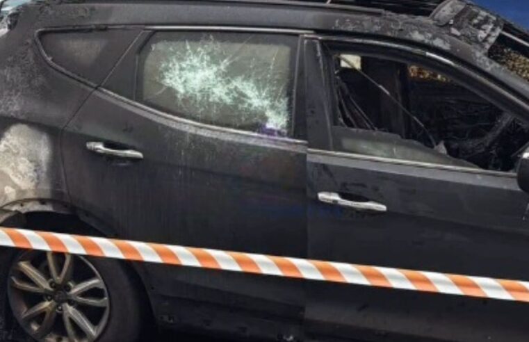 Carro incendiado em Santos