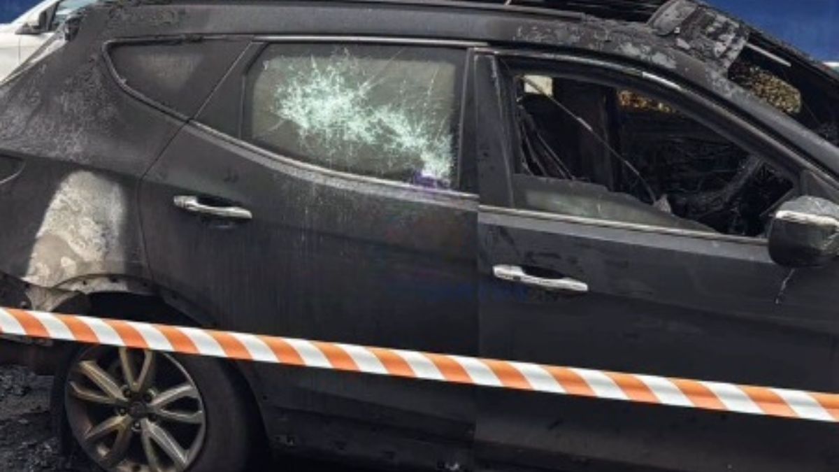 Carro incendiado em Santos