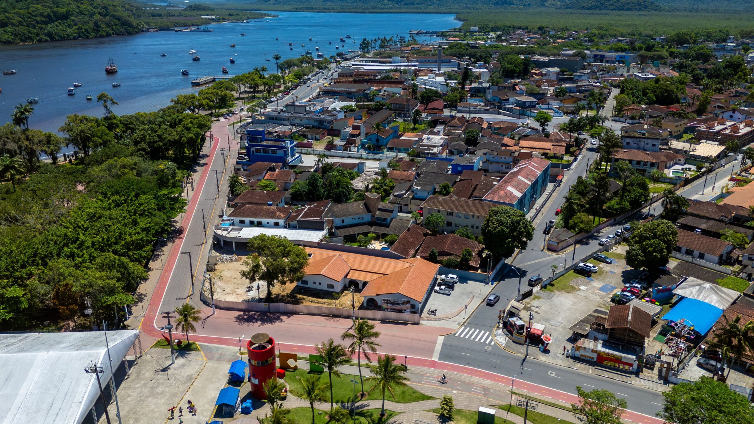 Caminhada fecha avenidas em Bertioga