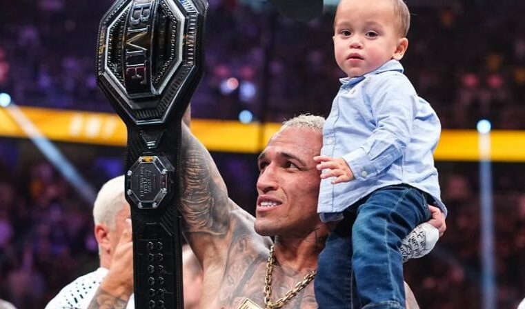 Charles do Bronx vence Holloway e conquista cinturão no UFC 326