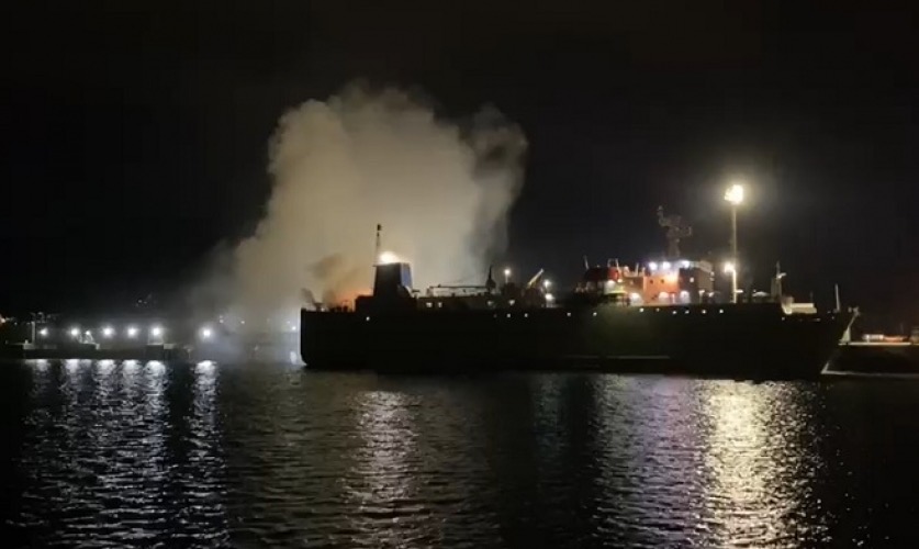 Incêndio atinge navio com gado em São Sebastião