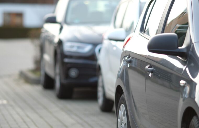 Estacionar em frente à garagem pode ser multado?