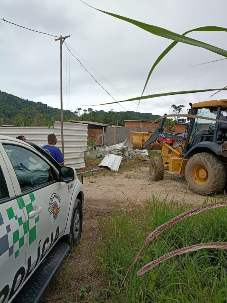 Polícia Ambiental fiscaliza irregularidades em São Sebastião