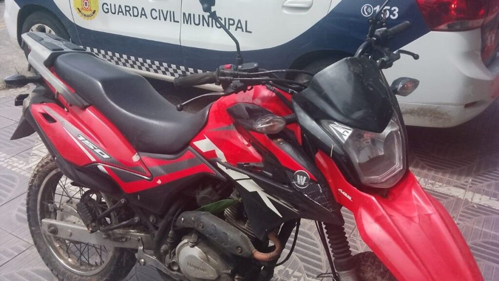 GCM encontra moto furtada em mata e devolve ao dono