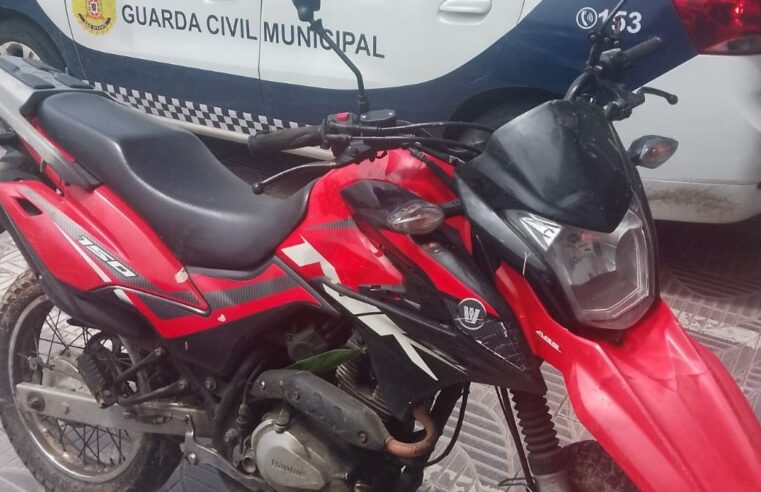 GCM encontra moto furtada em mata e devolve ao dono