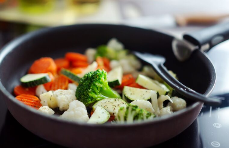 Grelhar legumes em casa com técnica simples e eficaz