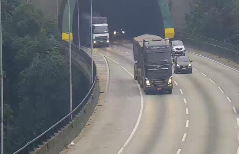 Imigrantes causam bloqueio na rodovia entre capital e litoral de SP