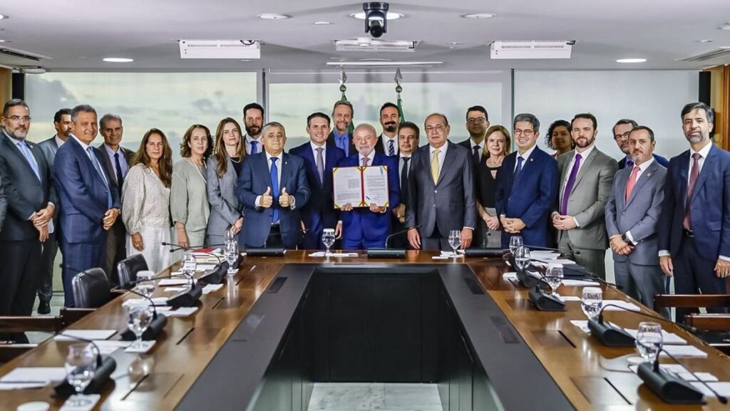 Lula sanciona lei que acaba com auxílio reclusão para facções