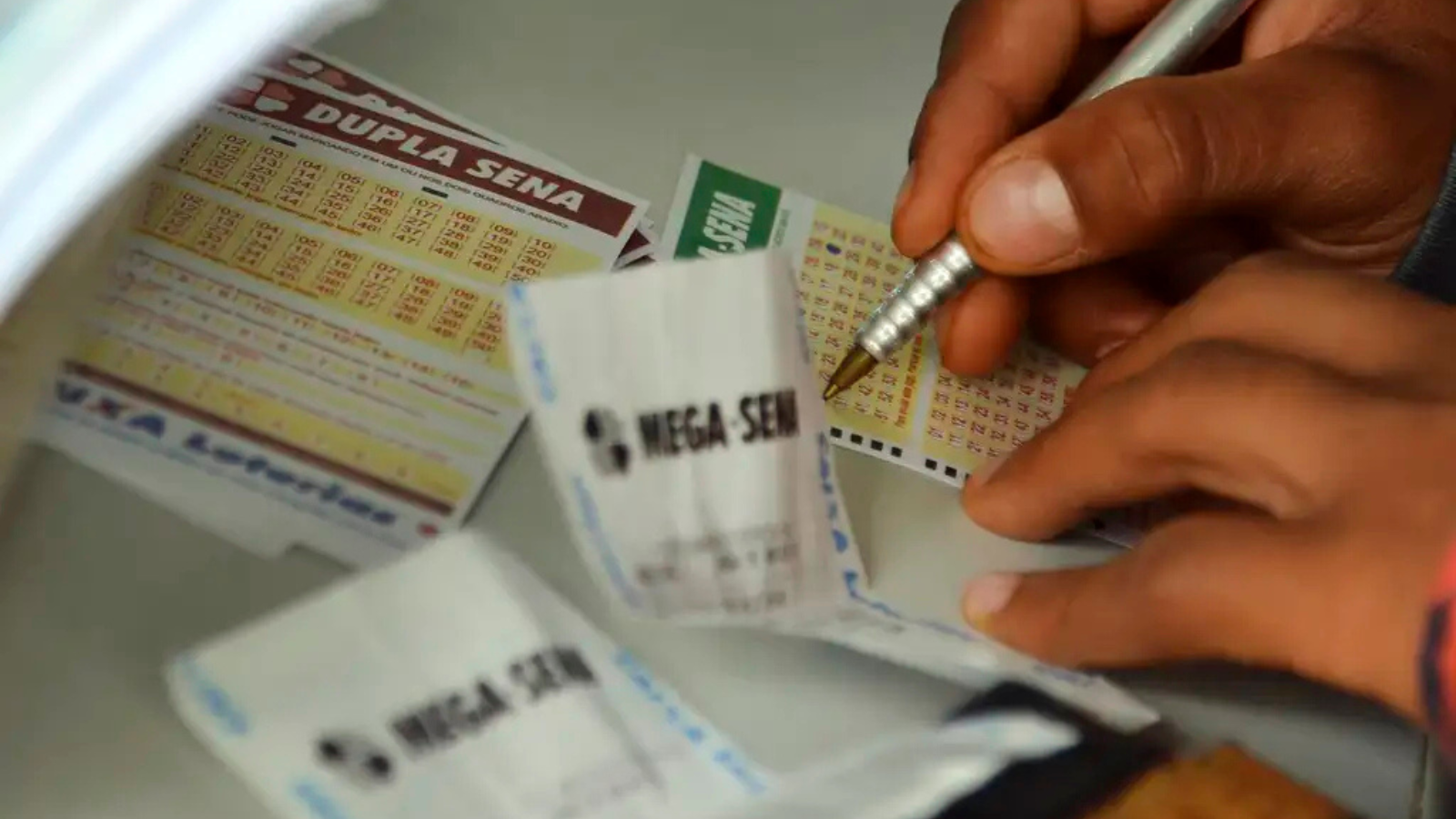 Mega-Sena 2985: vencedores de Santos faturam R$ 3 mil cada