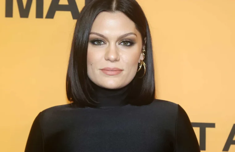 Jessie J luta contra ansiedade e pânico no palco