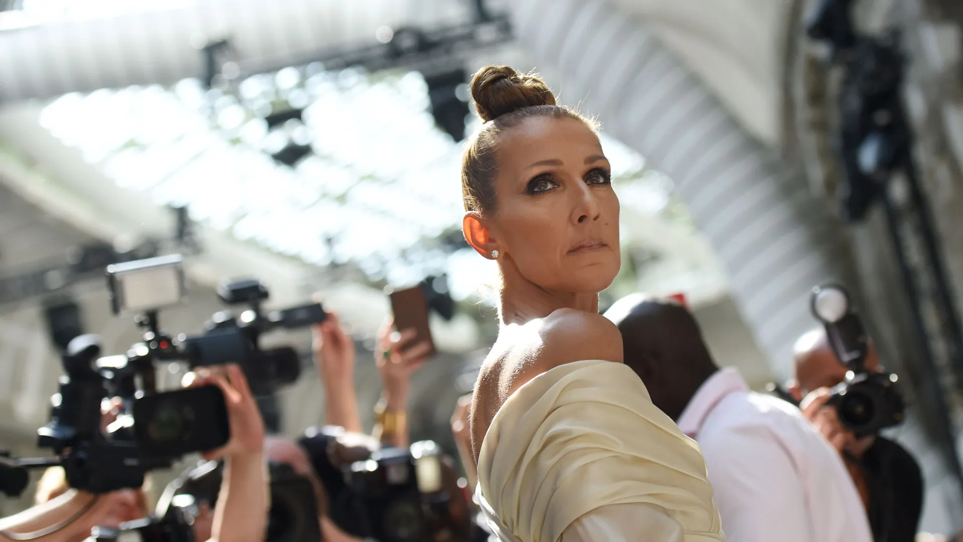 Céline Dion anuncia retorno aos palcos após tratamento