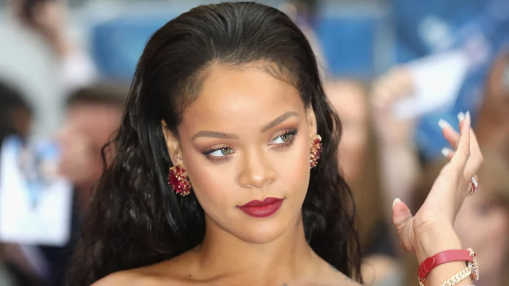 Suspeita de ataque a Rihanna diz que é inocente e pede redução da fiança