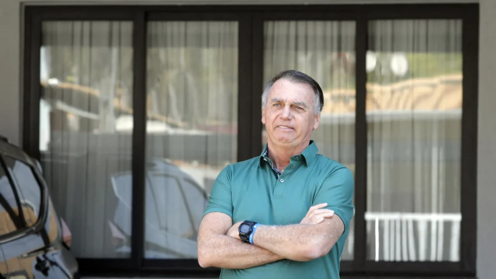 Bolsonaro sai da UTI após 10 dias internado no hospital