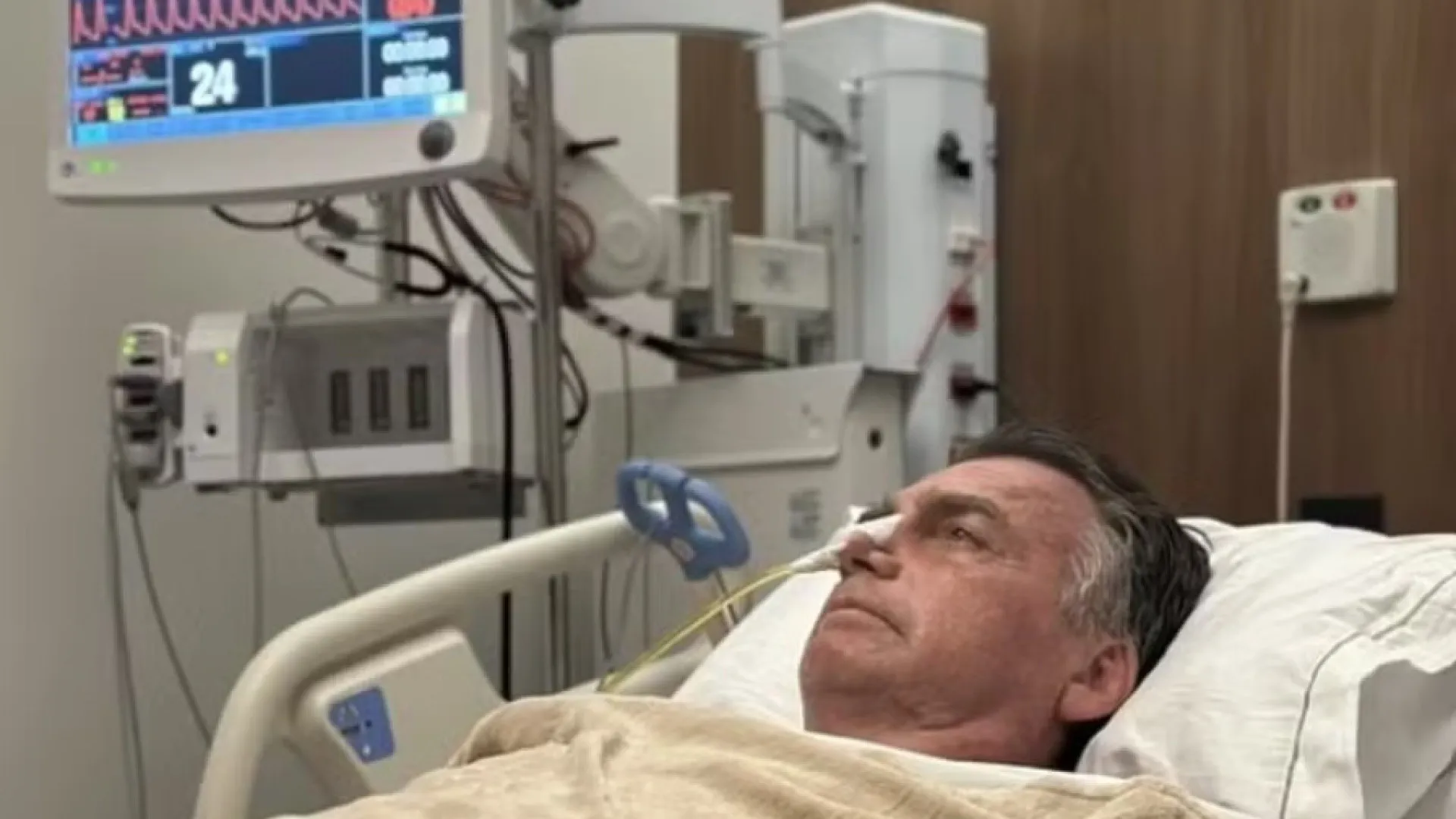 Bolsonaro segue tratamento hospitalar sem previsão de alta
