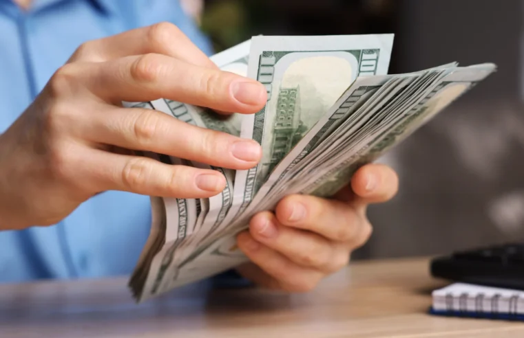 Dólar segue estável até 2027, diz relatório Focus