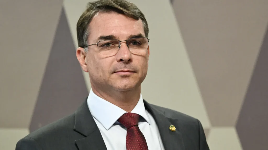 Flávio Bolsonaro pede confiança em Michelle e Tarcísio