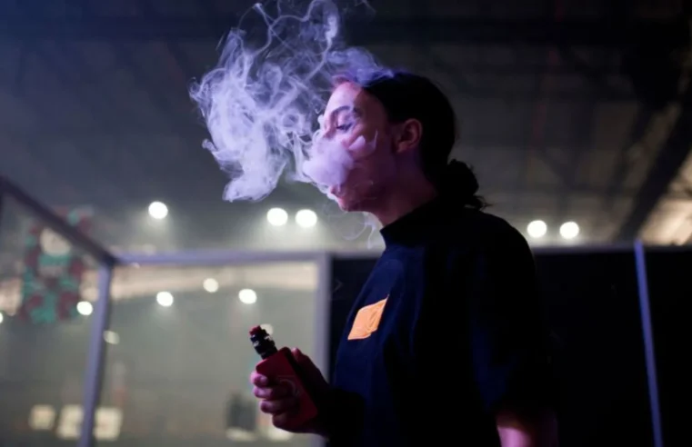 Cigarro eletrônico aumenta vício em nicotina entre jovens