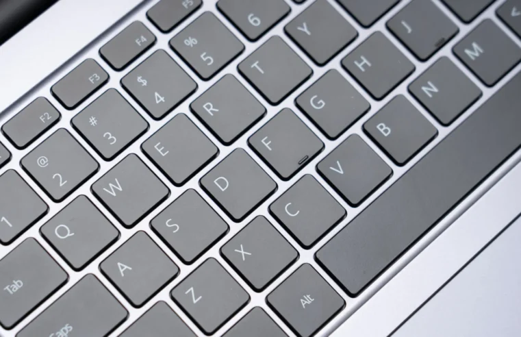 As teclas "F" e "J" do teclado são diferentes. Já pensou porquê?