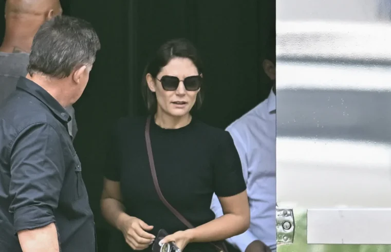 Michelle Bolsonaro comemora prisão domiciliar do marido