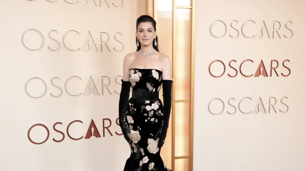 Anne Hathaway fala sobre luta contra inseguranças corporais