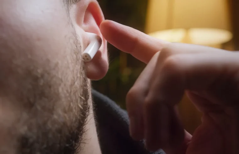 Limpeza semanal é ideal para fones sem fio