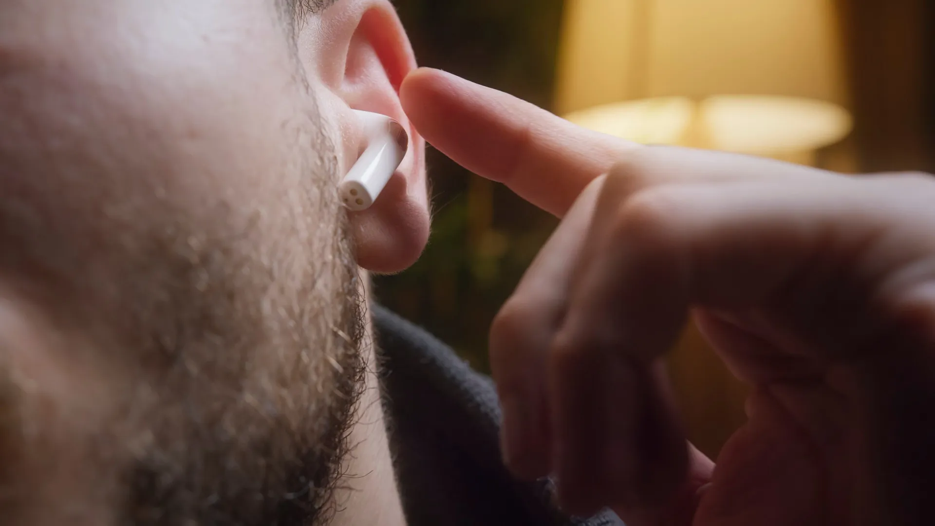 Limpeza semanal é ideal para fones sem fio