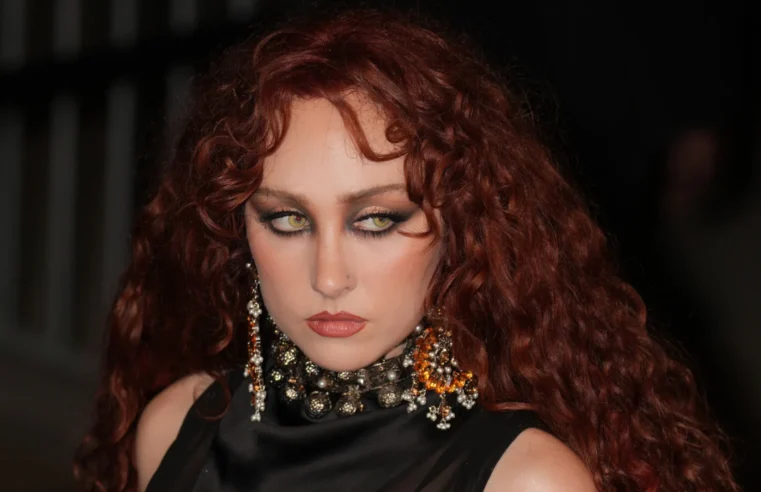 Equipe de Chappell Roan nega responsabilidade por incidente com fã