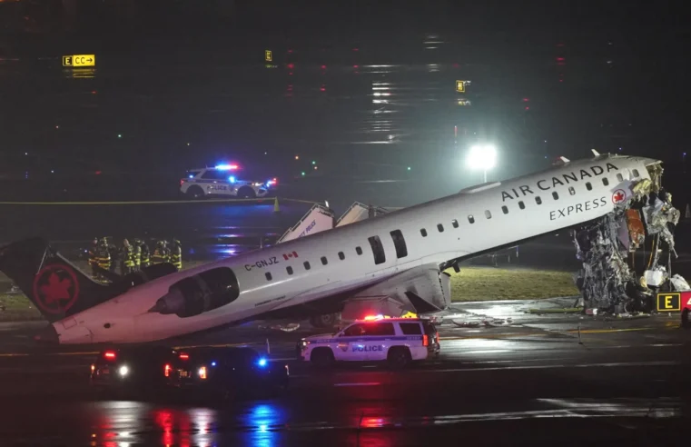 Avião e veículo de bombeiros colidem em aeroporto de Nova York