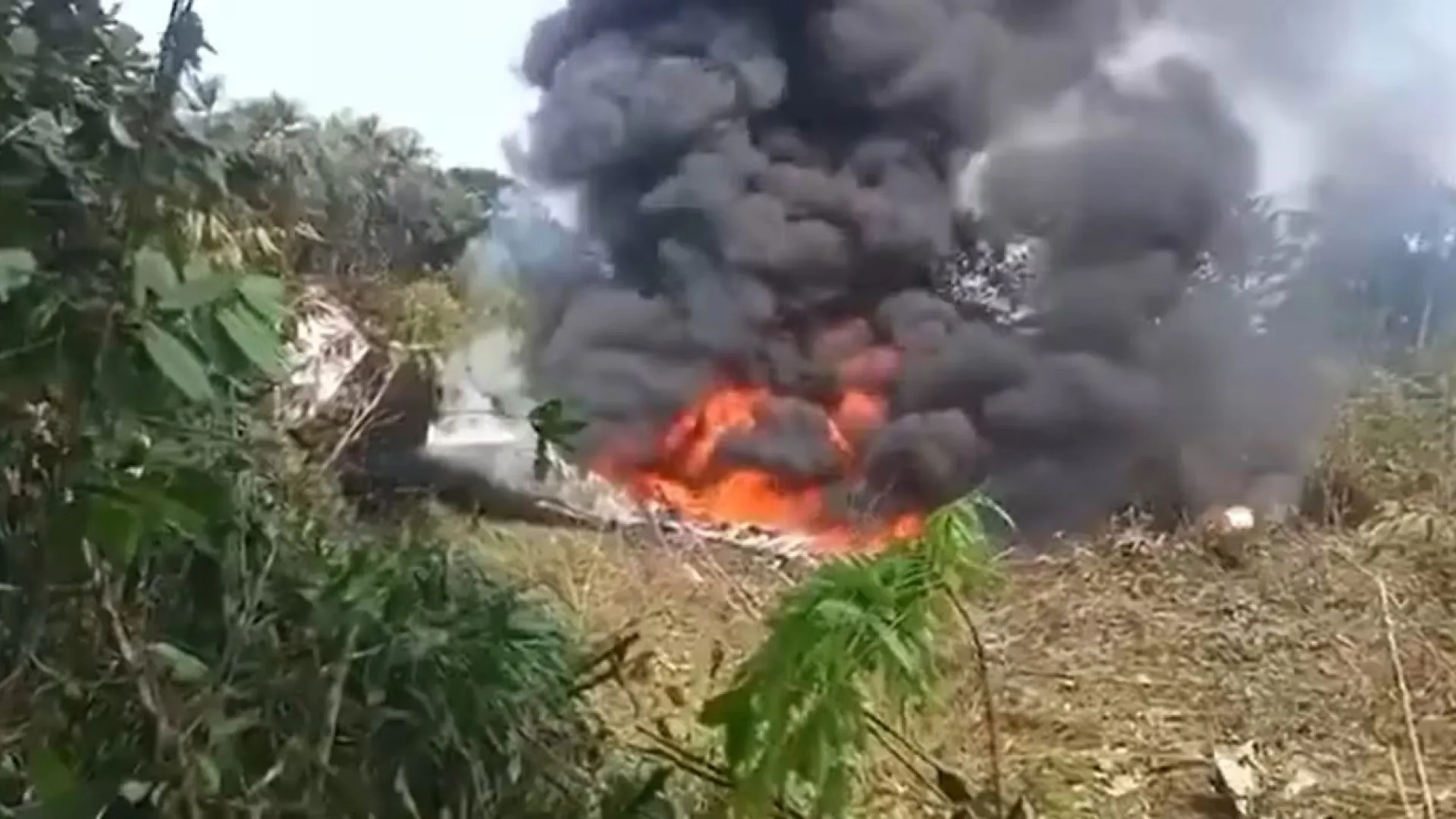 Avião militar cai na Colômbia com 100 soldados a bordo