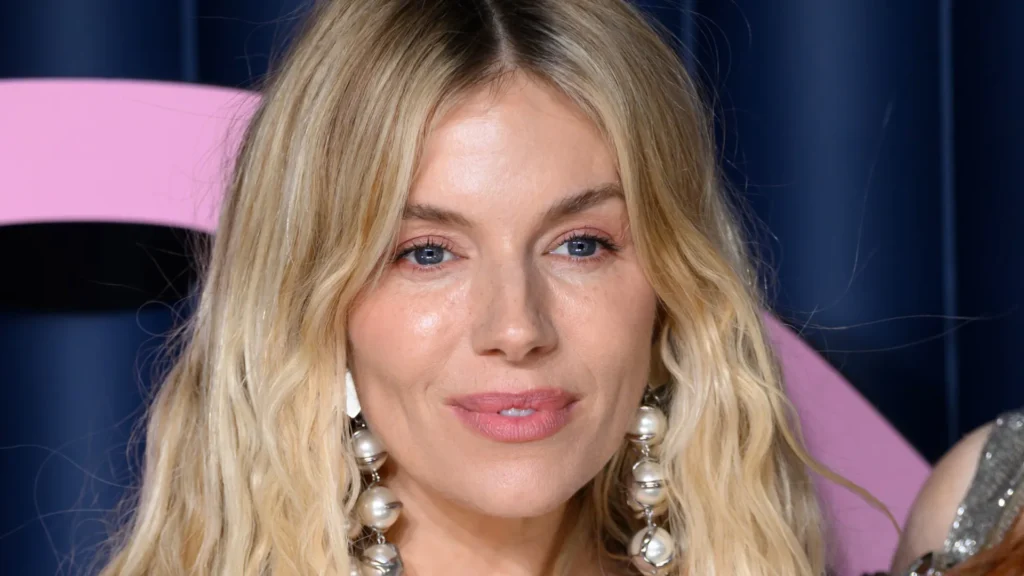 Sienna Miller revela terceira gestação aos 44 anos