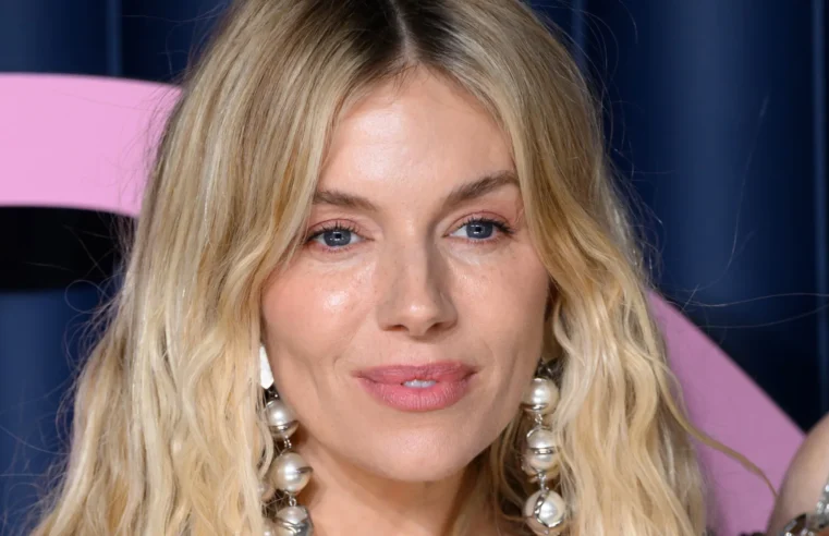 Sienna Miller revela terceira gestação aos 44 anos