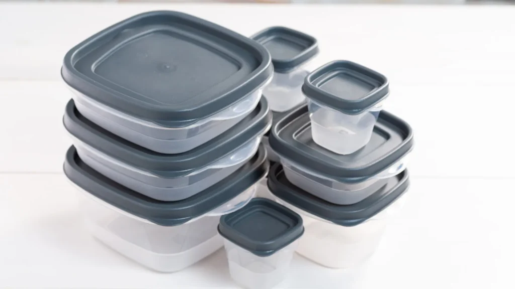 Dicas para eliminar cheiro de pote de plástico