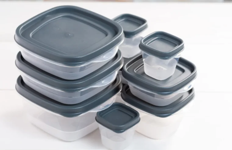 Dicas para eliminar cheiro de pote de plástico