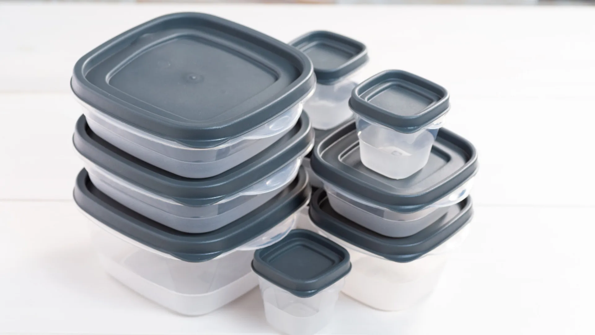 Dicas para eliminar cheiro de pote de plástico