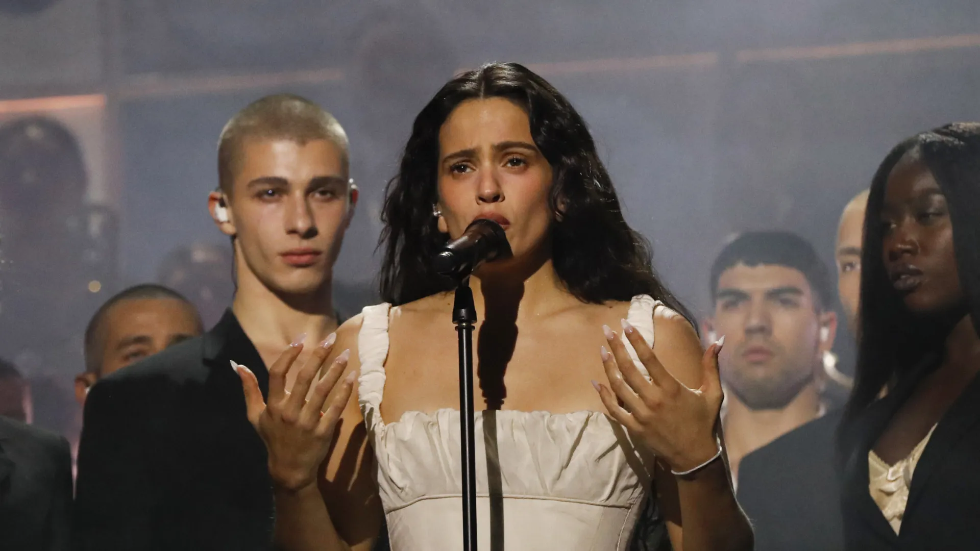 Rosalía interrompe show devido a sintomas de intoxicação alimentar