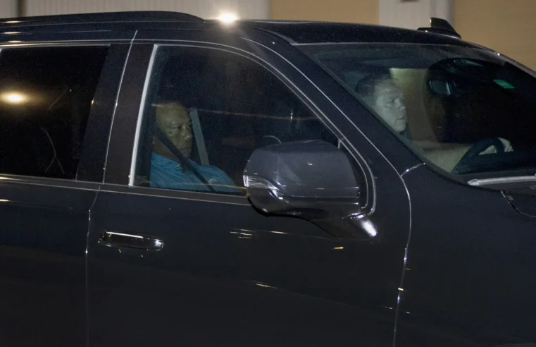 Tiger Woods libertado após acidente de carro nos EUA