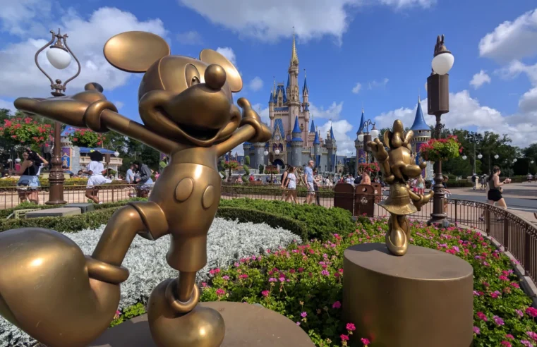 Mulher é presa após atacar idosa em parque da Disney