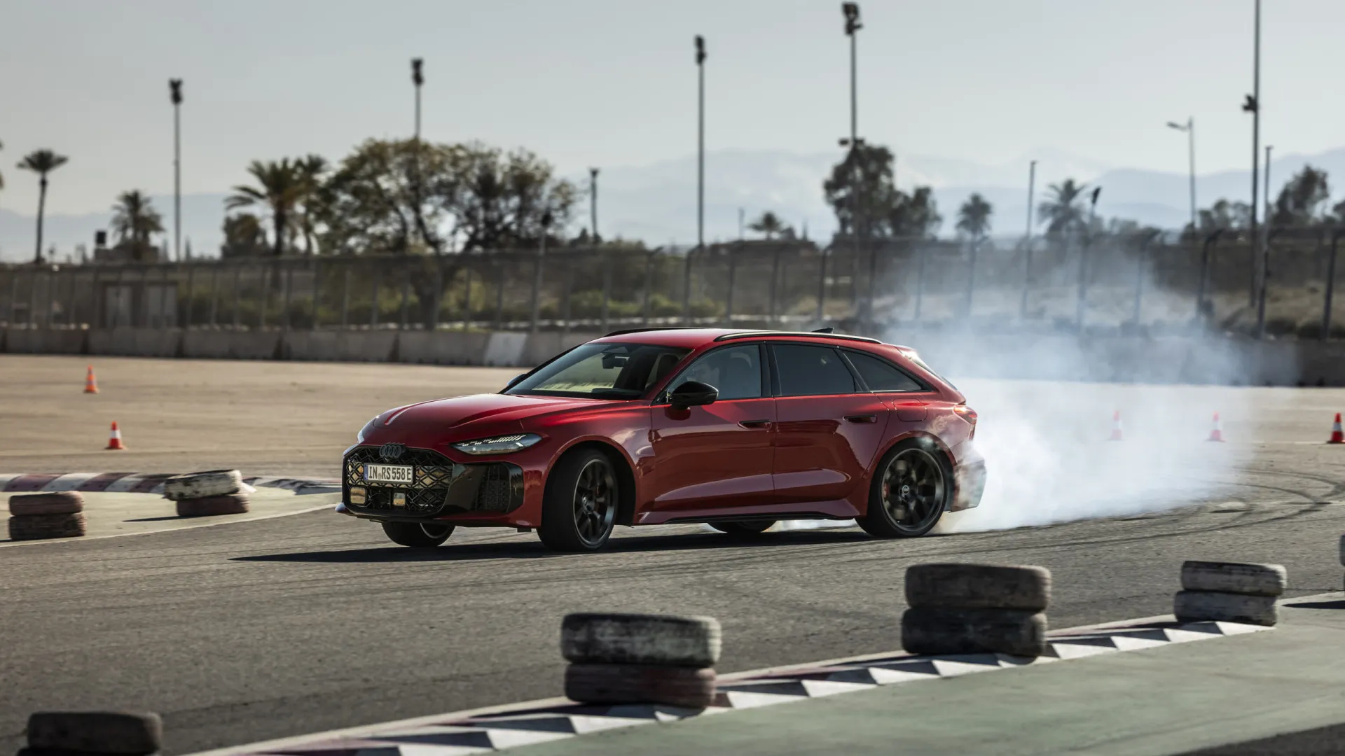 Audi RS 5 estreia com controle inteligente de torque