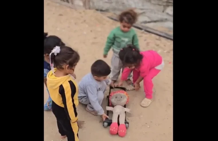 Crianças de Gaza encenam funeral em vídeo que viraliza