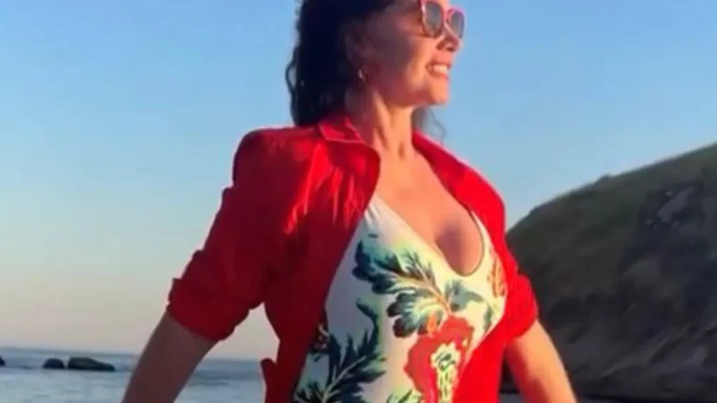 Luma de Oliveira, aos 61, brilha em passeio de lancha