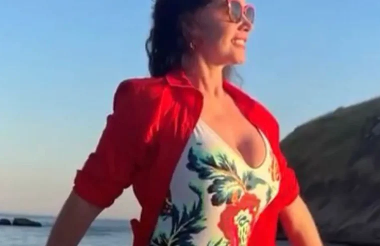 Luma de Oliveira, aos 61, brilha em passeio de lancha