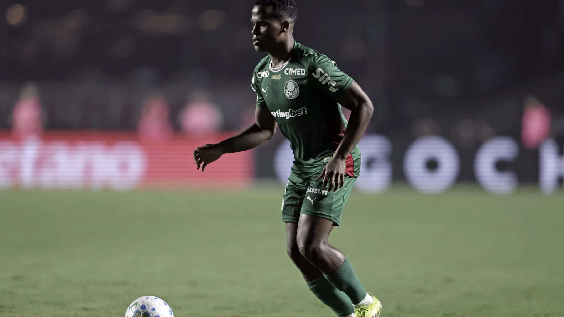 Arias volta ao Palmeiras e enfrenta Grêmio com Vitor Roque fora