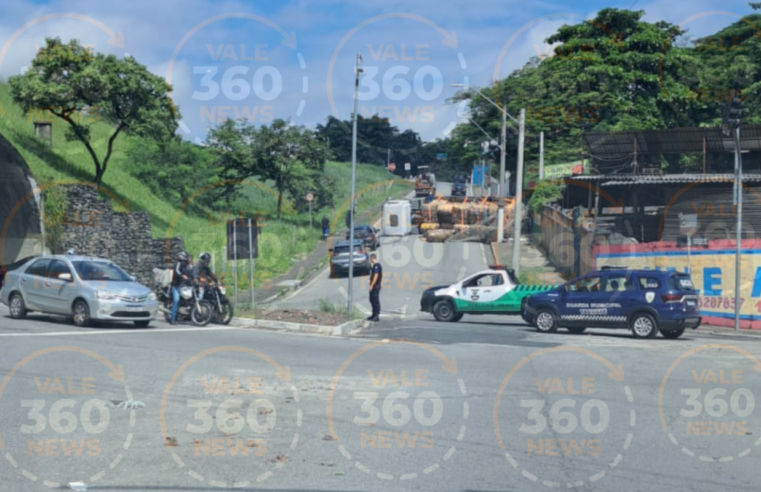 Carreta carregada de reciclagem tomba em Taubaté e trava o trânsito