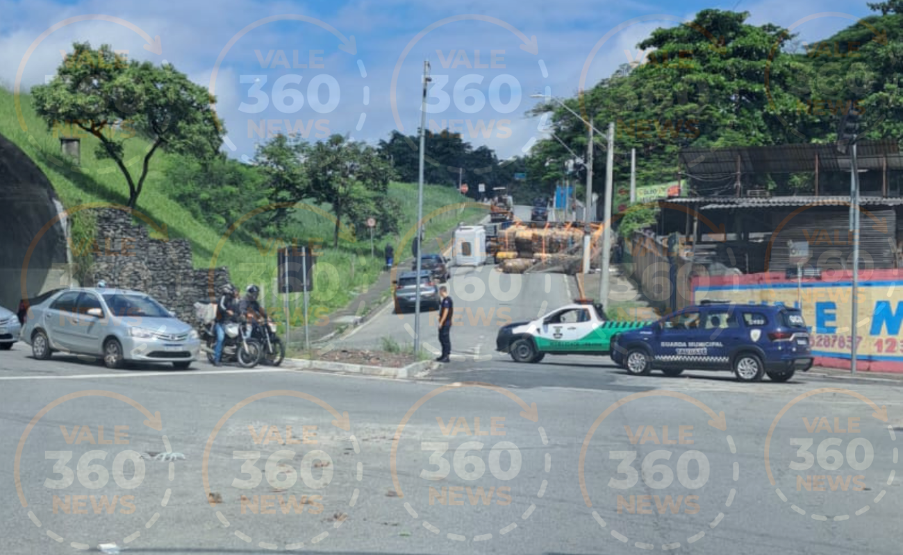 Carreta carregada de reciclagem tomba em Taubaté e trava o trânsito