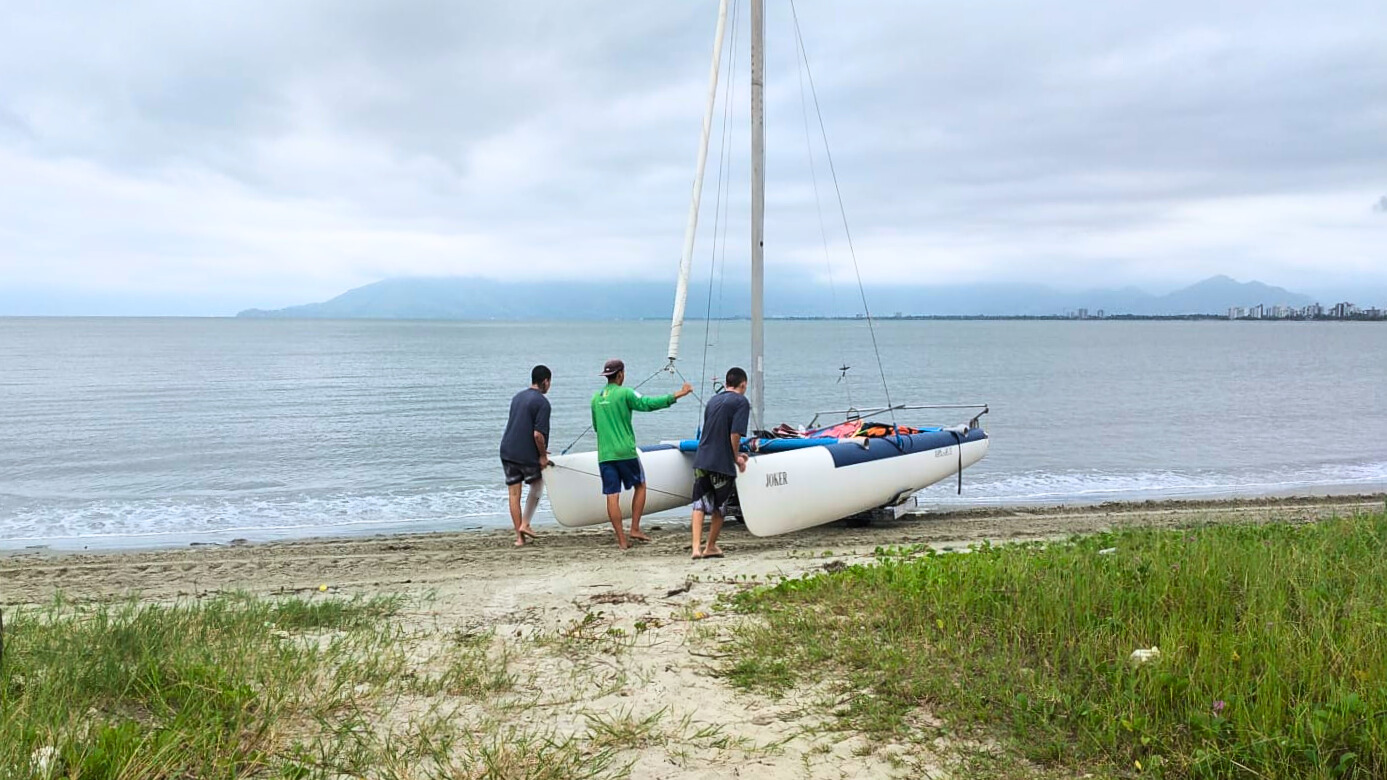 Adolescentes da Fundação CASA aprendem navegação em Caraguatatuba