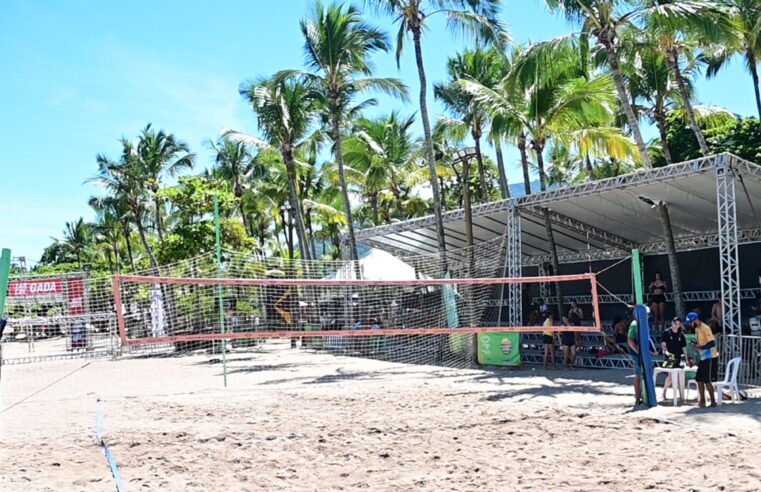 Mulheres se revezam no beach tennis em Ilhabela