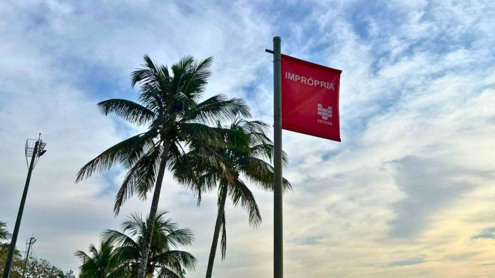 Praias de São Vicente com água imprópria para banho, diz Cetesb