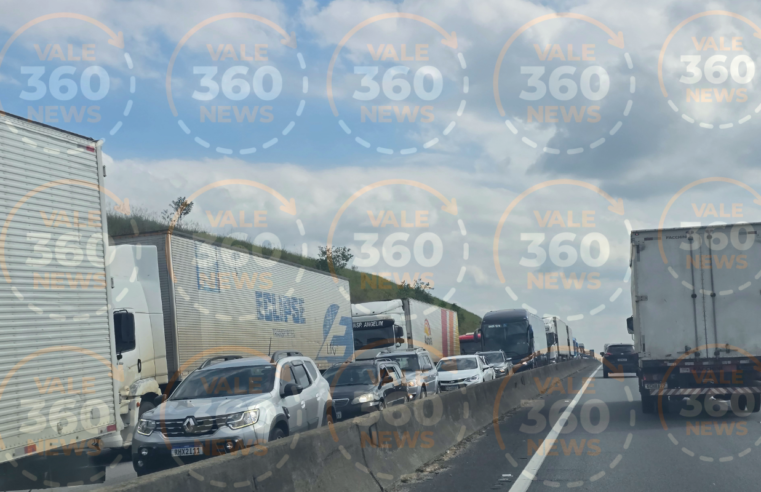 Dutra fica interditada após derramamento de vidro