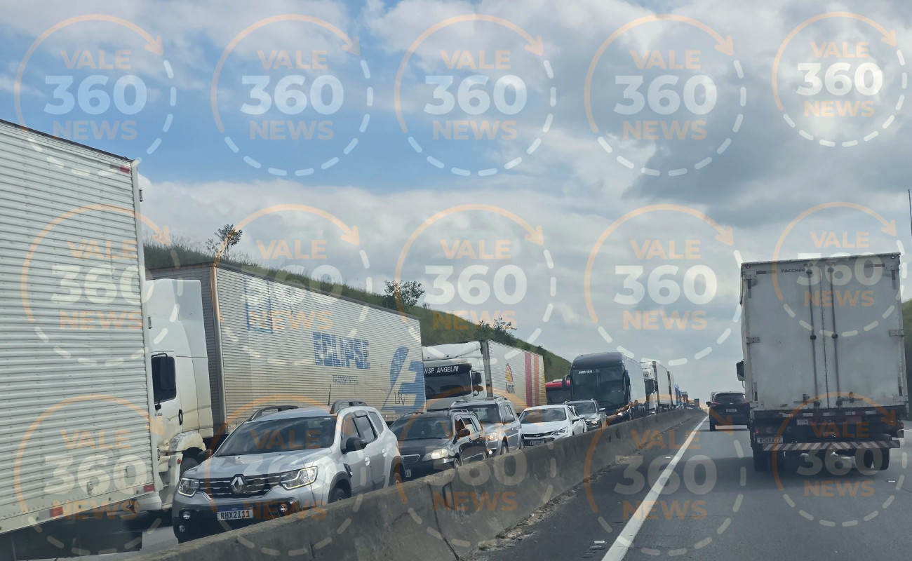 Dutra fica interditada após derramamento de vidro